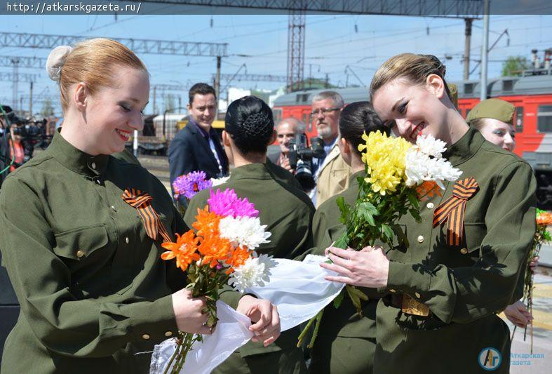 Около 3 тысяч человек встречало ретро-поезд «Победа» на станции Аткарск (ФОТО)