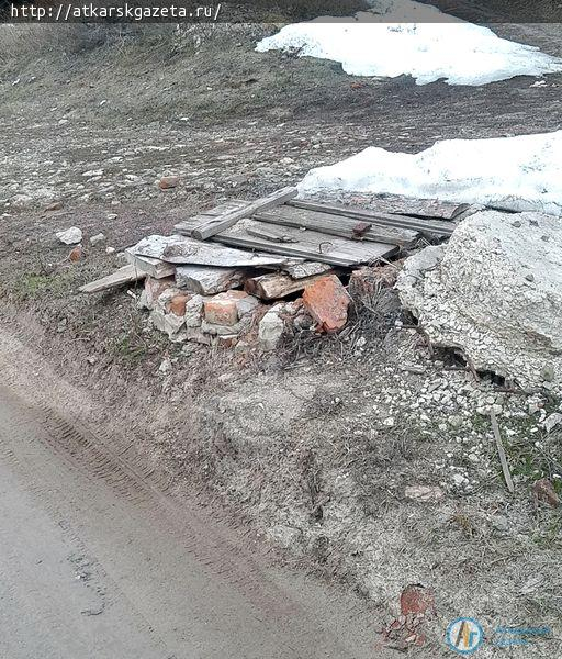 Открытые люки на улицах города угрожают пешеходам и автолюбителям
