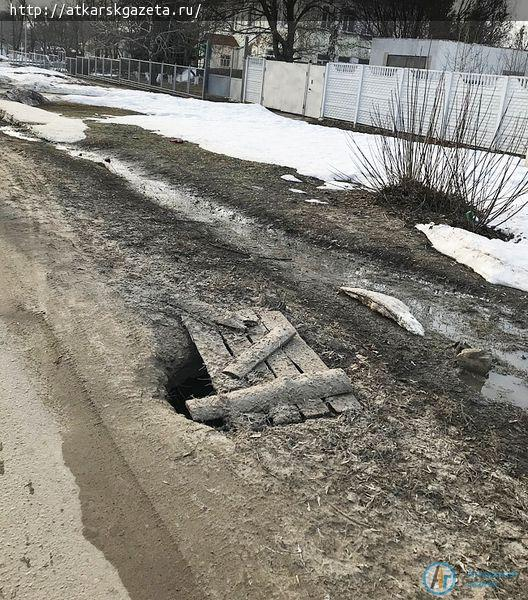 Открытые люки на улицах города угрожают пешеходам и автолюбителям