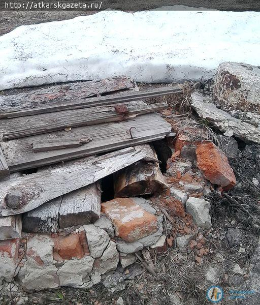 Открытые люки на улицах города угрожают пешеходам и автолюбителям