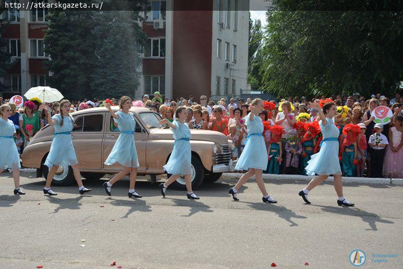 Парашютисты осыпали гостей фестиваля лепестками роз  (ФОТО)