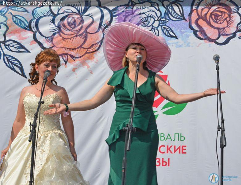 Парашютисты осыпали гостей фестиваля лепестками роз  (ФОТО)