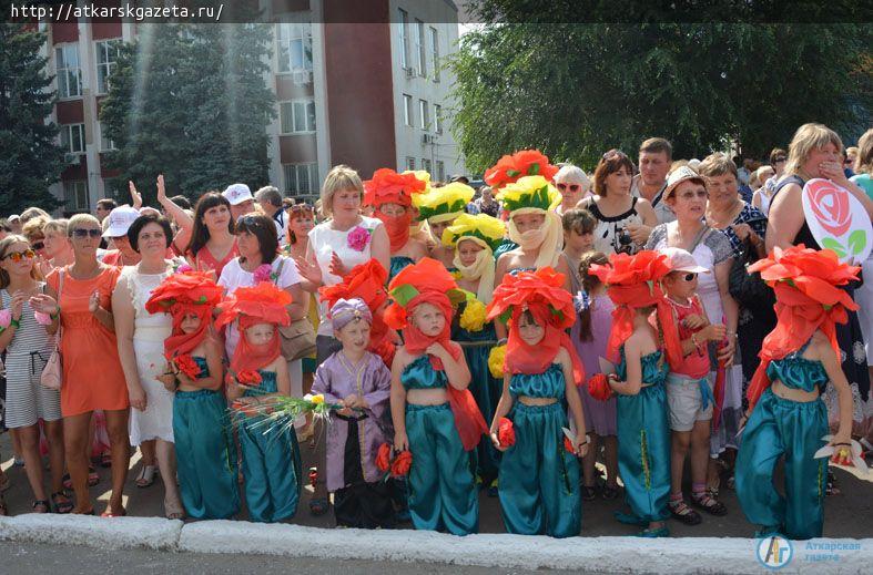 Парашютисты осыпали гостей фестиваля лепестками роз  (ФОТО)