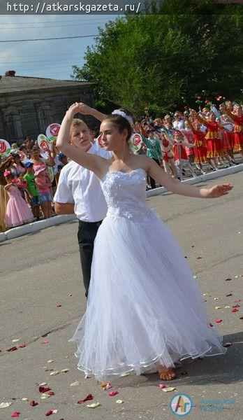 Парашютисты осыпали гостей фестиваля лепестками роз  (ФОТО)