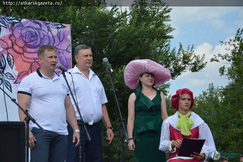 Парашютисты осыпали гостей фестиваля лепестками роз  (ФОТО)