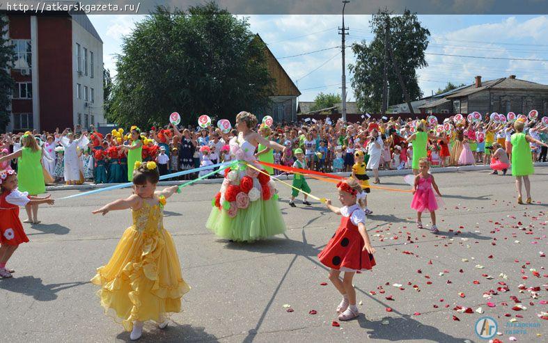 Парашютисты осыпали гостей фестиваля лепестками роз  (ФОТО)