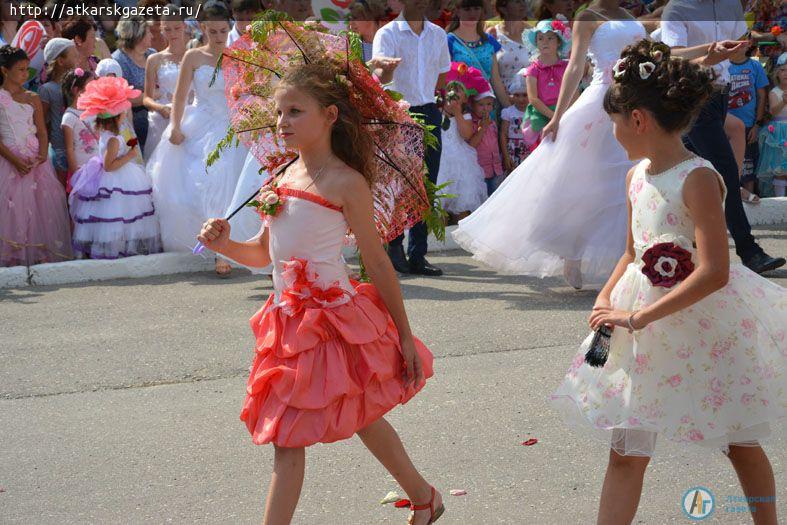 Парашютисты осыпали гостей фестиваля лепестками роз  (ФОТО)