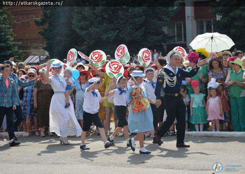 Парашютисты осыпали гостей фестиваля лепестками роз  (ФОТО)