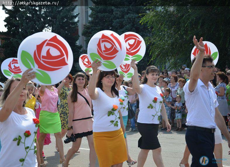 Парашютисты осыпали гостей фестиваля лепестками роз  (ФОТО)