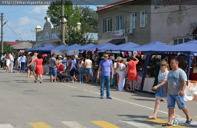Парашютисты осыпали гостей фестиваля лепестками роз  (ФОТО)