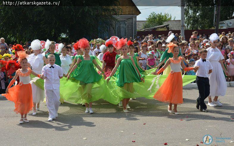 Парашютисты осыпали гостей фестиваля лепестками роз  (ФОТО)