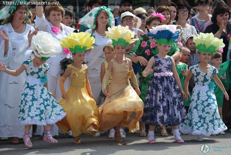 Парашютисты осыпали гостей фестиваля лепестками роз  (ФОТО)