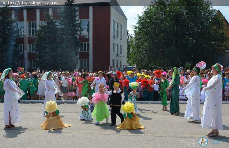 Парашютисты осыпали гостей фестиваля лепестками роз  (ФОТО)