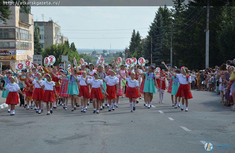 Парашютисты осыпали гостей фестиваля лепестками роз  (ФОТО)