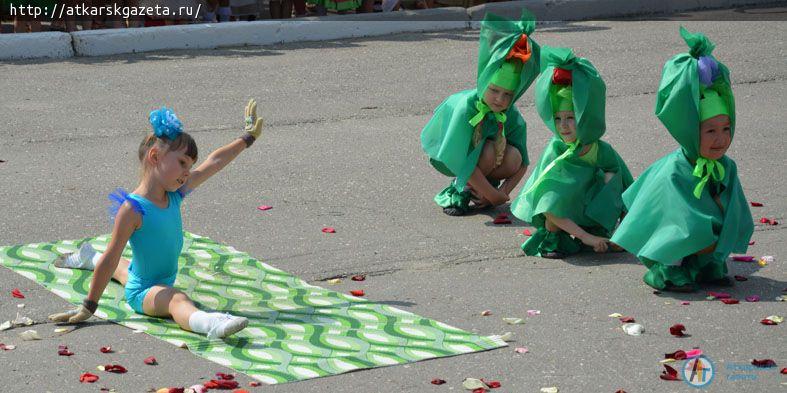 Парашютисты осыпали гостей фестиваля лепестками роз  (ФОТО)