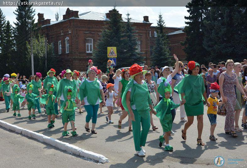 Парашютисты осыпали гостей фестиваля лепестками роз  (ФОТО)