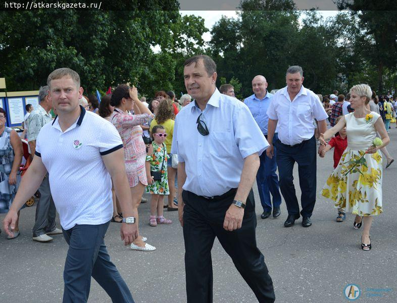 Парашютисты осыпали гостей фестиваля лепестками роз  (ФОТО)
