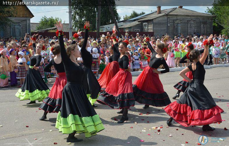 Парашютисты осыпали гостей фестиваля лепестками роз  (ФОТО)
