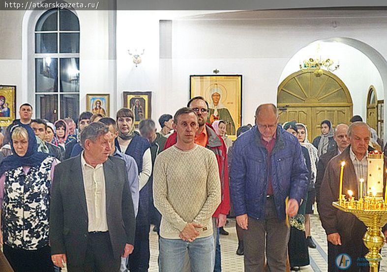 Пасхальное богослужение в Петропавловском храме собрало 150 аткарчан (ФОТО)