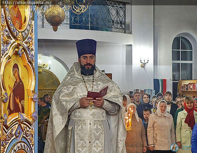 Пасхальное богослужение в Петропавловском храме собрало 150 аткарчан (ФОТО)