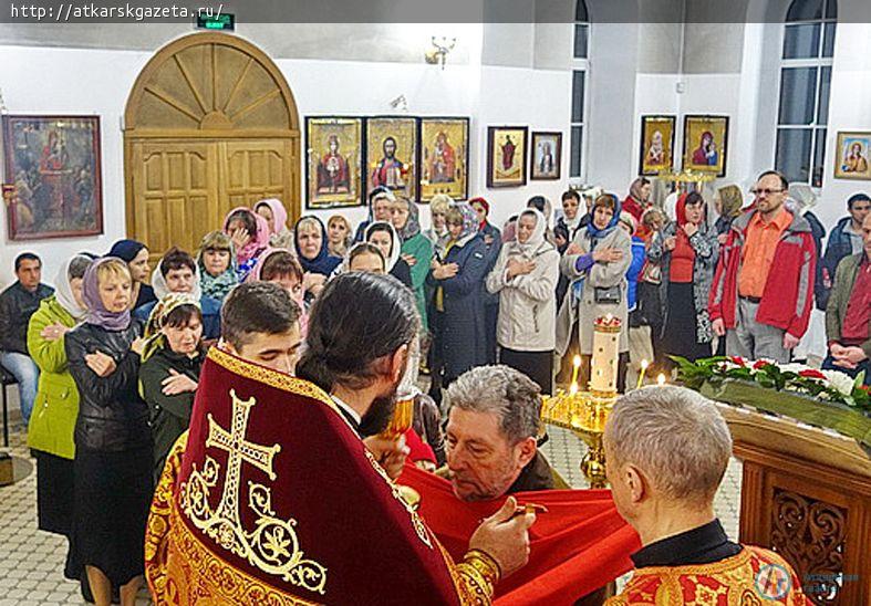 Пасхальное богослужение в Петропавловском храме собрало 150 аткарчан (ФОТО)