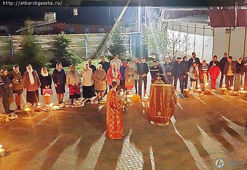 Пасхальное богослужение в Петропавловском храме собрало 150 аткарчан (ФОТО)