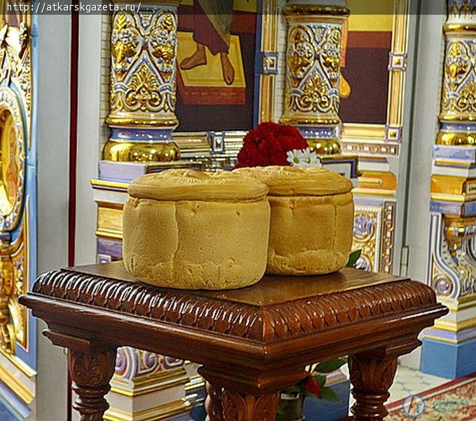 Пасхальное богослужение в Петропавловском храме собрало 150 аткарчан (ФОТО)