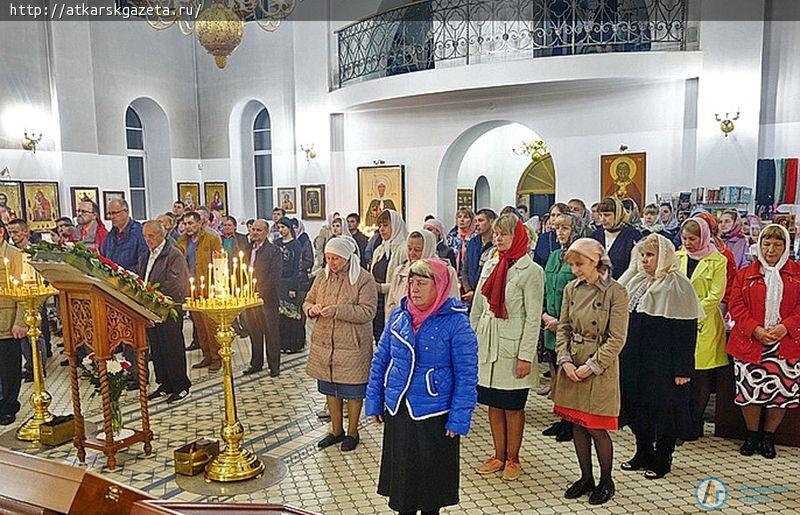 Пасхальное богослужение в Петропавловском храме собрало 150 аткарчан (ФОТО)