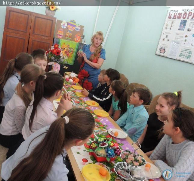Пасхальный мастер-класс организовали для детей социальные работники
