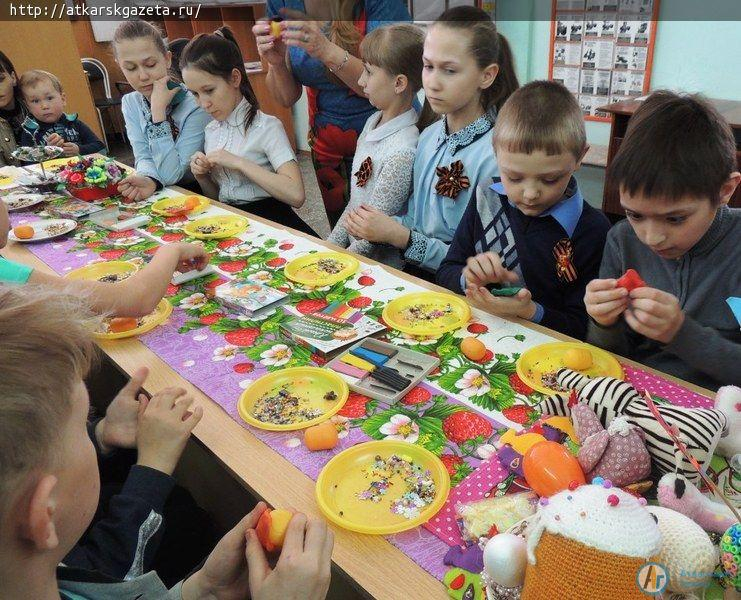 Пасхальный мастер-класс организовали для детей социальные работники