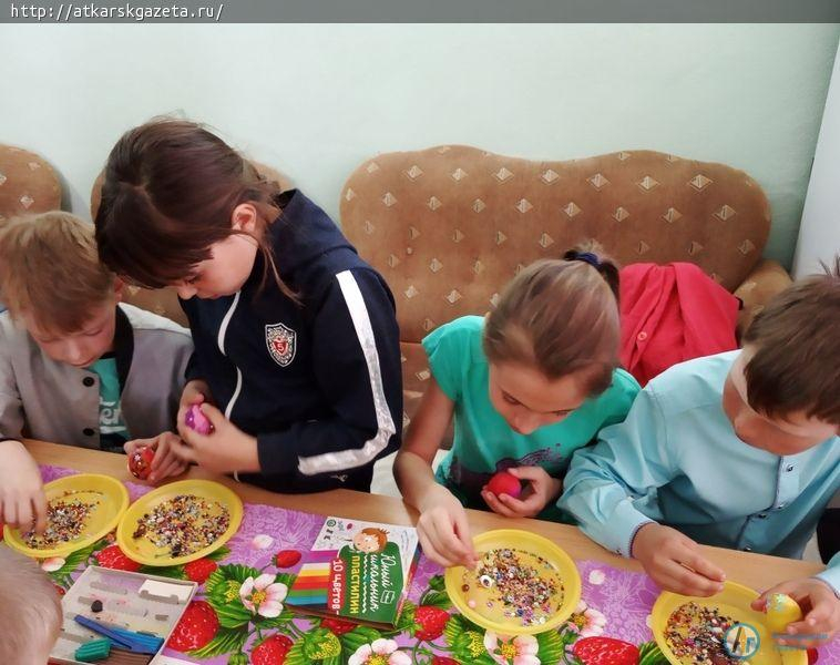 Пасхальный мастер-класс организовали для детей социальные работники