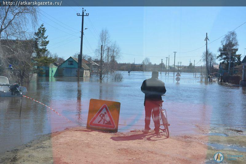 Паводок. Аткарские спасатели доставляют жителям затопленных домов хлеб и воду (ФОТО)
