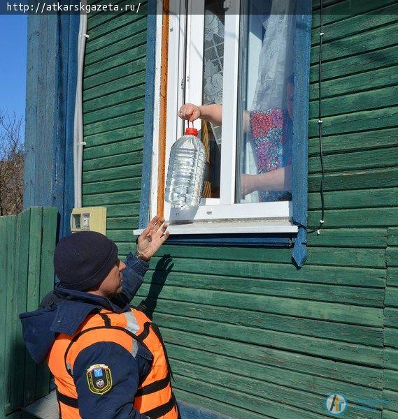 Паводок. Аткарские спасатели доставляют жителям затопленных домов хлеб и воду (ФОТО)