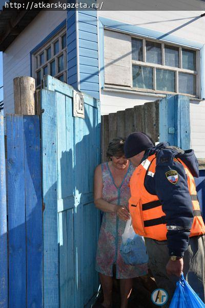 Паводок. Аткарские спасатели доставляют жителям затопленных домов хлеб и воду (ФОТО)