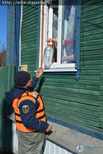 Паводок. Аткарские спасатели доставляют жителям затопленных домов хлеб и воду (ФОТО)