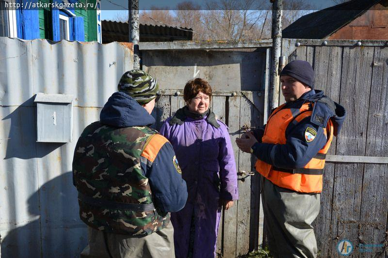 Паводок. Аткарские спасатели доставляют жителям затопленных домов хлеб и воду (ФОТО)