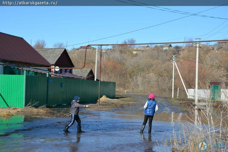 Паводок. Аткарские спасатели доставляют жителям затопленных домов хлеб и воду (ФОТО)