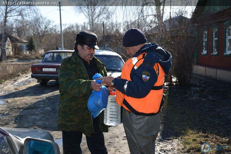 Паводок. Аткарские спасатели доставляют жителям затопленных домов хлеб и воду (ФОТО)