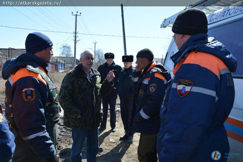Паводок. Аткарские спасатели доставляют жителям затопленных домов хлеб и воду (ФОТО)
