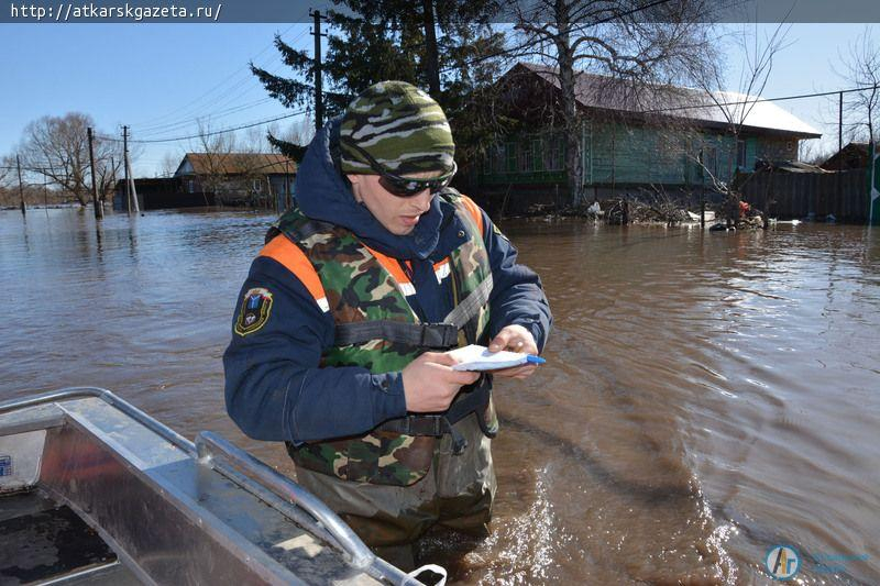 Паводок. Аткарские спасатели доставляют жителям затопленных домов хлеб и воду (ФОТО)