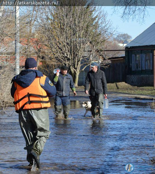 Паводок. Аткарские спасатели доставляют жителям затопленных домов хлеб и воду (ФОТО)