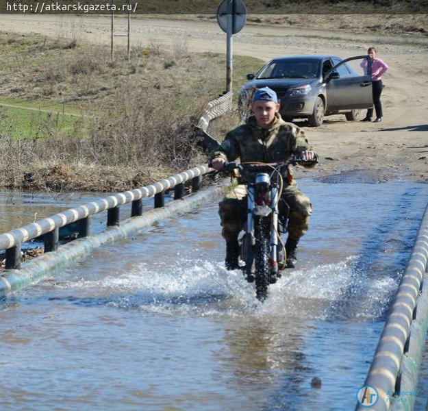 Паводок. В Аткарске перелит низководный мост через Медведицу (ФОТО)