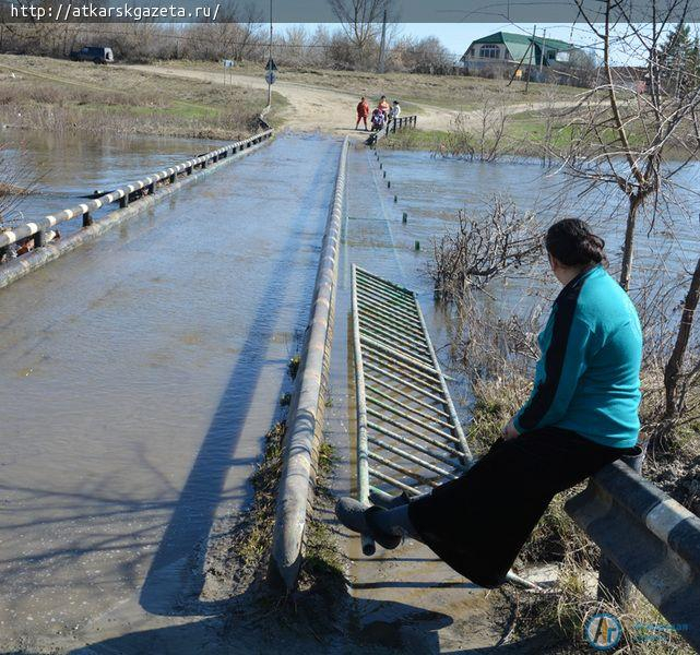 Паводок. В Аткарске перелит низководный мост через Медведицу (ФОТО)