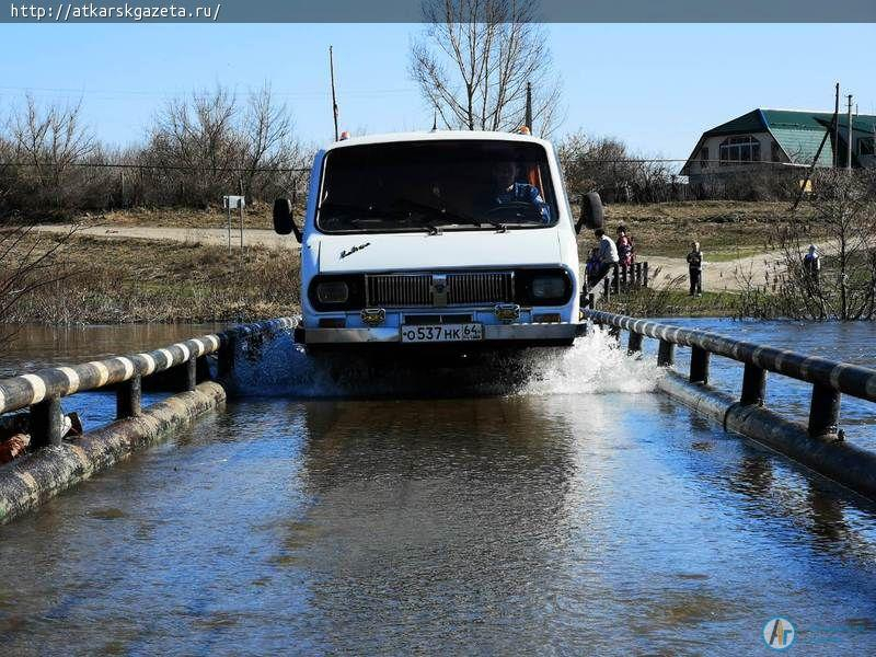 Паводок. В Аткарске перелит низководный мост через Медведицу (ФОТО)