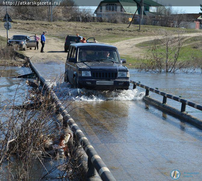 Паводок. В Аткарске перелит низководный мост через Медведицу (ФОТО)