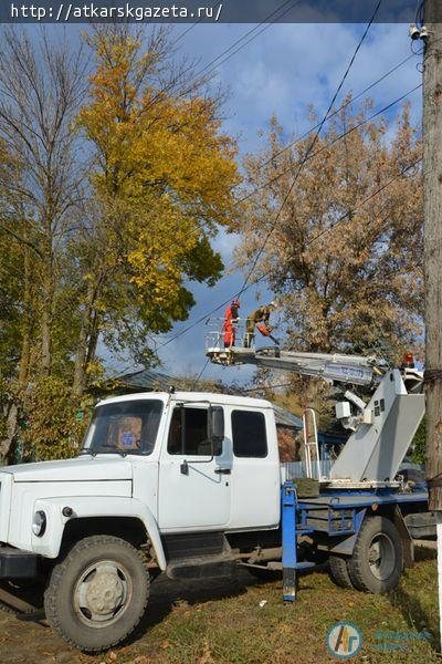 По поручению главы района территорию детского сада избавили от таящих угрозу деревьев (ФОТО)