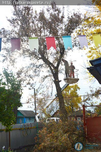 По поручению главы района территорию детского сада избавили от таящих угрозу деревьев (ФОТО)