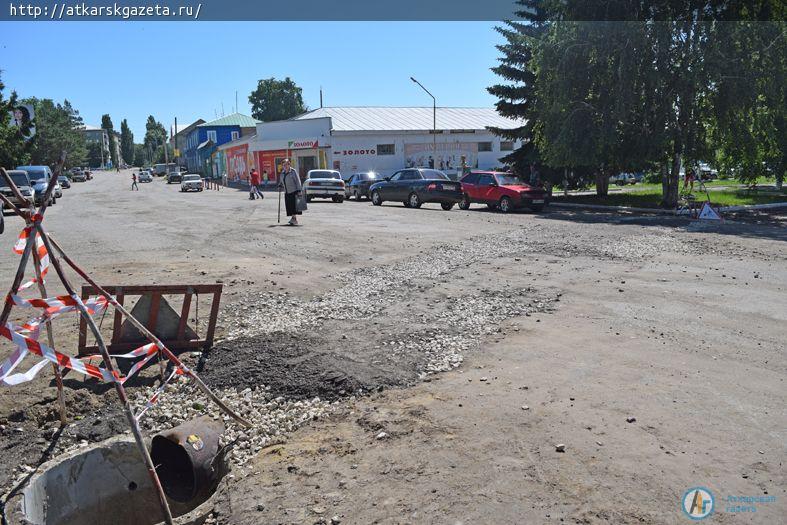 По просьбам автомобилистов углубление для стока вод сровняли с дорожным полотном (ФОТО)