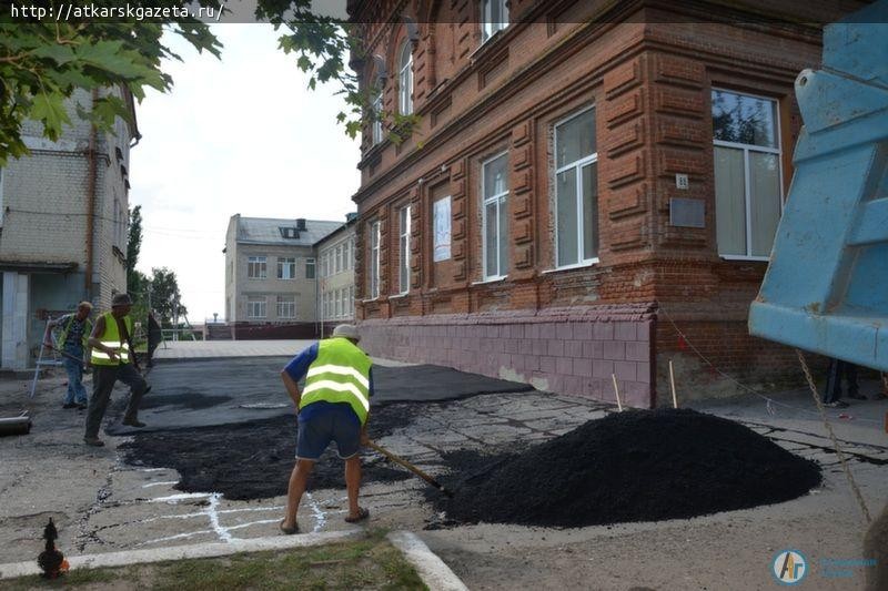 По просьбе родителей депутат Мартин Шеллунц благоустроил дорогу к школе