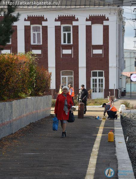 По просьбе жителей Аткарска заасфальтирована пешеходная зона в районе вокзала